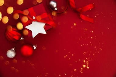 圣誕快樂, 節(jié)日快樂賀卡, 框架, 橫幅。新的一年。圣誕節(jié)紅色手工禮物, 紅色背景頂視圖上的禮物。寒假主題。扁平.