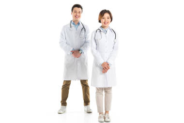 女性和男性醫(yī)生雙手合十看著相機孤立的白色