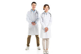 女性和男性医生双手合十看着相机孤立的白色