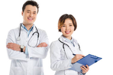 女醫(yī)生與診斷和男性醫(yī)生交叉的手臂看著相機孤立的白色