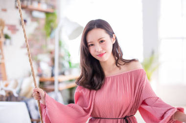 美女在家里对你微笑