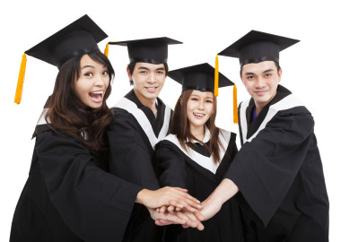 快乐年轻研究生组以成功的姿