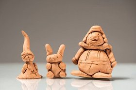 由孩子做的黏土的小雕像