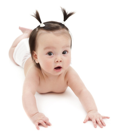 在她的肚子上的女嬰照片