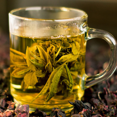 杯綠茶中的一朵花窗體