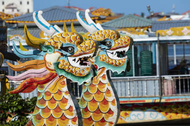 越南色調(diào)香水河上的傳統(tǒng)龍舟