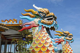 越南色调香水河上的传统龙舟