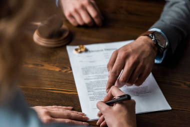 法官指著文件和客戶簽署離婚令的部分觀點(diǎn) 