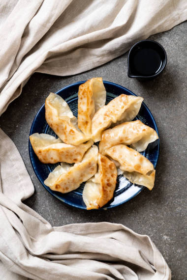 日本餃子或餃子小吃配醬油