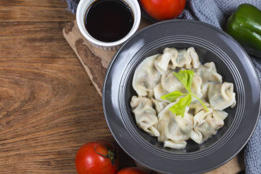 亚洲饺子碗，筷子，中国饺子晚餐。中国的饺子。传统的亚洲/中国食物