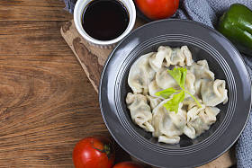 亚洲饺子碗，筷子，中国饺子晚餐。中国的饺子。传统的亚洲/中国食物