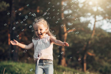 快乐小女孩的肖像图片