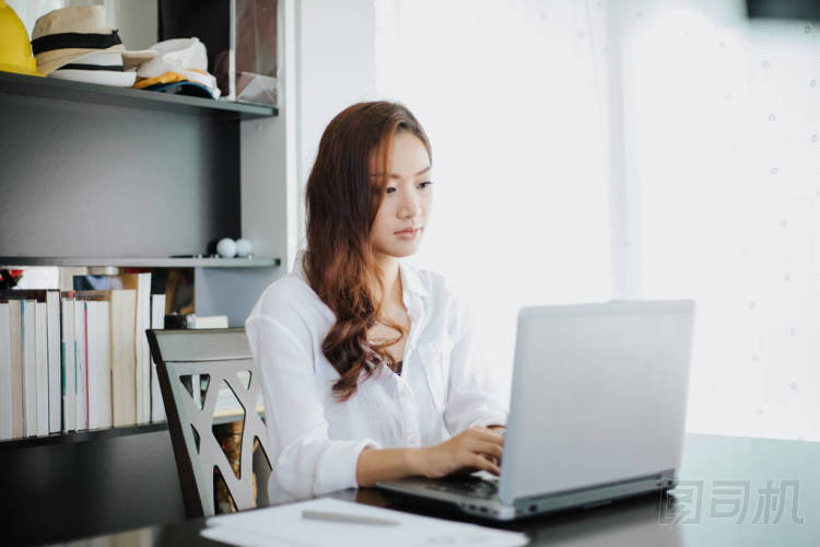 亞洲商界女性使用筆記本和微笑快樂工作 