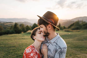 年轻的男人和女人走