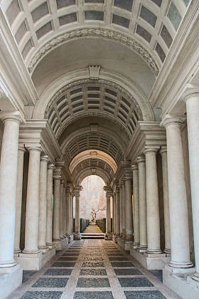Francesco Boromini的Forced Perspective Gallery位于Palazzo Spada。走廊比看上去短得多，雕塑也小得多。”
