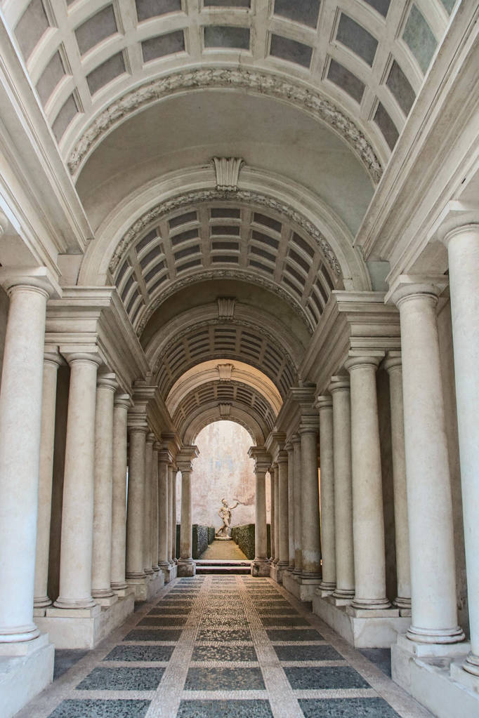 Francesco Boromini的Forced Perspective Gallery位于Palazzo Spada。走廊比看上去短得多，雕塑也小得多。”
