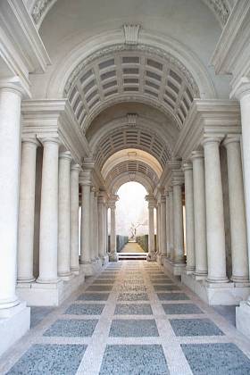 Francesco Boromini的Forced Perspective Gallery位于Palazzo Spada。走廊比看上去短得多，雕塑也小得多。”
