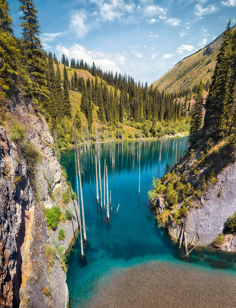 哈萨克斯坦东南部的凯恩迪湖, 2018年8月在 hdr 拍摄 哈萨克斯坦东南部的凯恩迪湖, 2018年8月在 hdr 拍摄