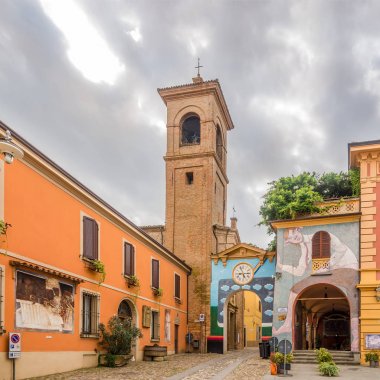 意大利多扎--2018年9月24日----在多扎镇的 zotti 地方。多扎以其彩绘墙的节日而闻名