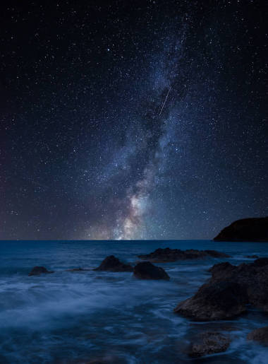 令人驚嘆的充滿活力的銀河合成圖像在地中海美麗的巖石海岸線的景