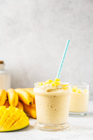 芒果香蕉冰沙與椰子在一個罐子里。以植物為基礎(chǔ)的食品概念