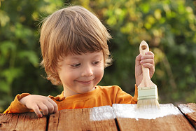 快乐的孩子用油漆刷图片