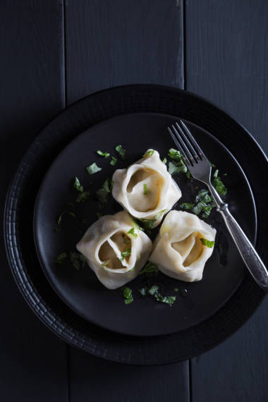 黑色盘子上的曼蒂图片