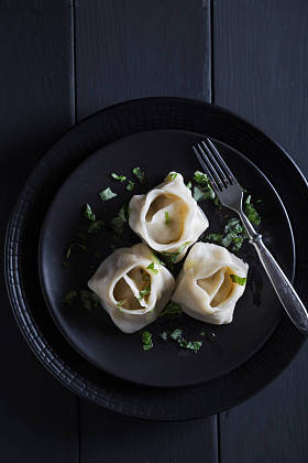 黑色盘子上的曼蒂图片