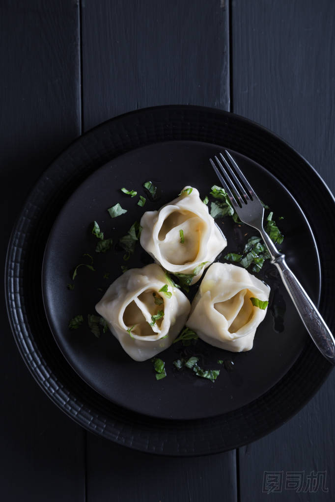 黑色盤子上的曼蒂圖片