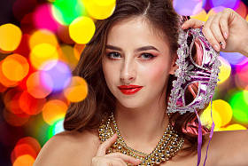 美模型女人穿着威尼斯面具嘉年华，面具晚