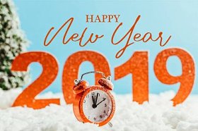 红色2019数字与老式闹钟站在雪蓝背景“新年快乐”的信件
