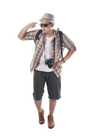 旅行的人的概念。亚洲男性背包客游客的肖像戴帽子, 黑色太阳镜, 相机和背包隔离在白色。全身肖像。看远处