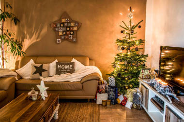 圣诞快乐美丽的客厅树设置为快乐假期装饰在家