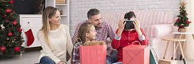 家人在圣诞节早上打开礼物