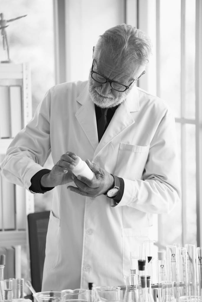 在实验室工作的老男性科学家 在实验室工作的老男性科学家