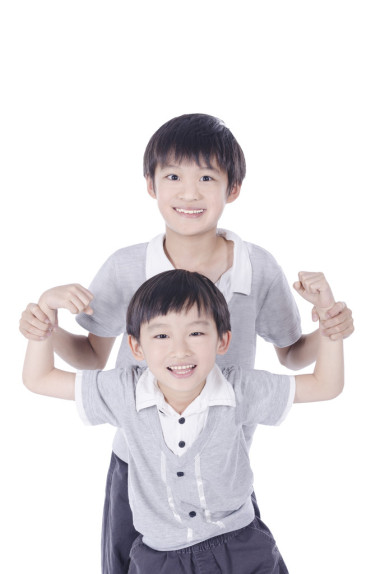 拥抱的亚洲兄弟的肖像图片