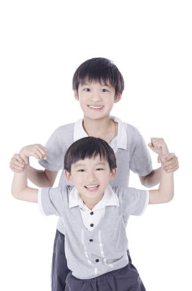 拥抱的亚洲兄弟的肖像图片
