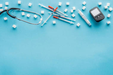 在藍色背景上復制空間的糖尿病醫(yī)療設(shè)備的頂部視圖