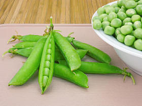 荚甜绿豌豆和蚕豆图片
