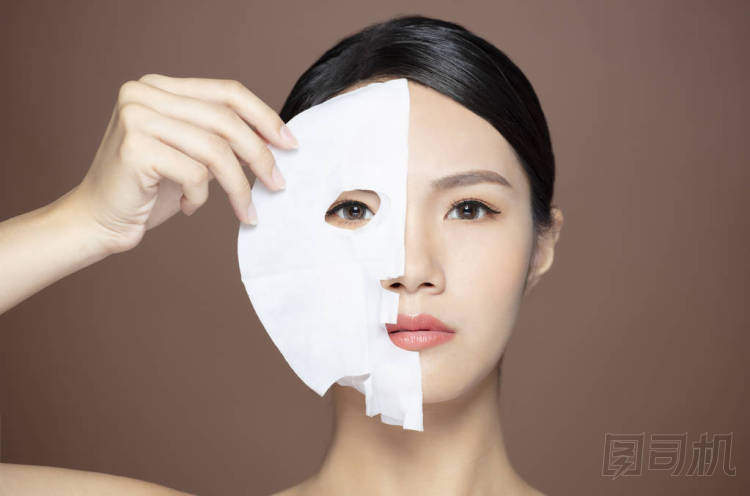 特寫年輕美容臉和面膜圖片