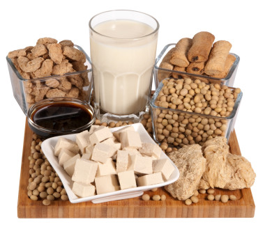 孤立在白色背景上的酱油产品图片