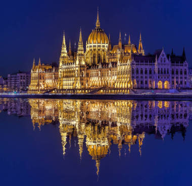 布达佩斯著名议会大厦在多瑙河之上在匈牙利在晚上