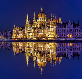布达佩斯著名议会大厦在多瑙河之上在匈牙利在晚上