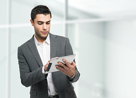 男子用他的平板电脑照片