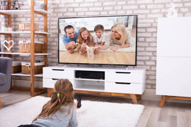 躺在家里看電視的女孩圖片