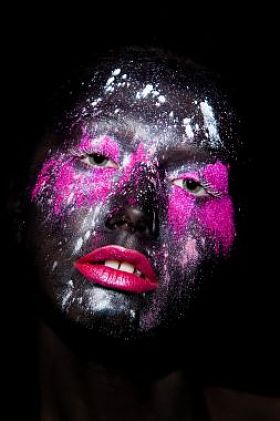 一个美丽的女人，黑色的脸和艺术化了妆的照片