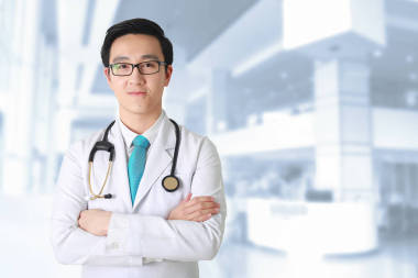 醫(yī)生擺臂交叉, 醫(yī)務(wù)人員在模糊的背景下工作