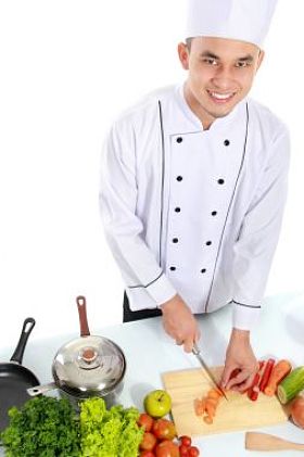 男厨师准备一些食物