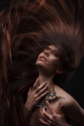 漂亮的女人和长长的头发图片