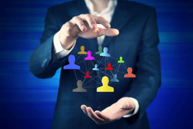 具有社交网络接口的商人的手图片